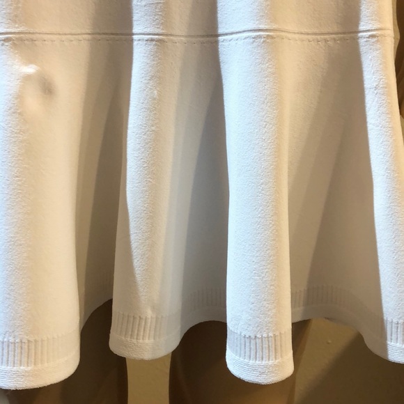 Gorgeous lots of style Body skimming Dress. - Picture 5 of 8